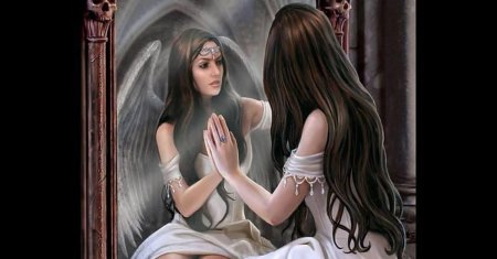 Отражение девушки в зеркале