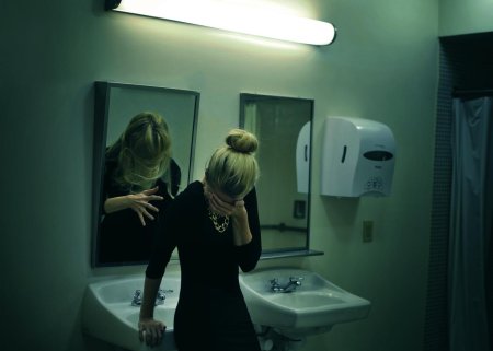 Девушка в зеркалах