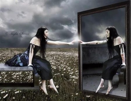 Девушка смотрит в зеркало