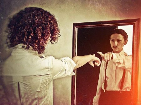 Человек в зеркале