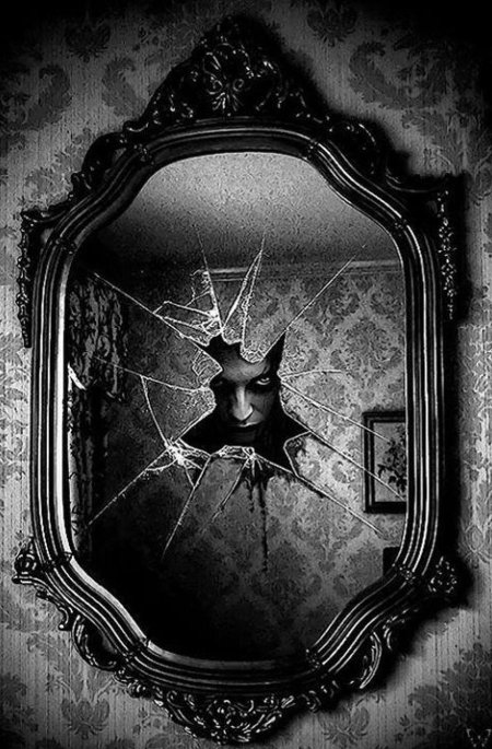 Жуткое отражение в зеркале