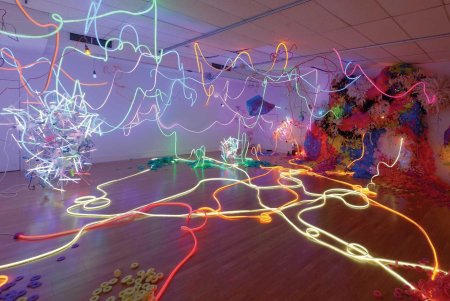 Неоновая инсталляция