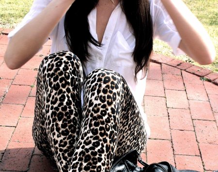 Девушка в леопардовых лосинах