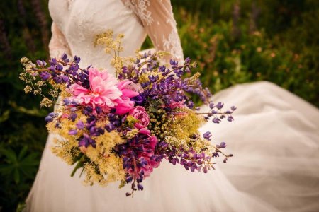 Букет невесты из полевых цвето