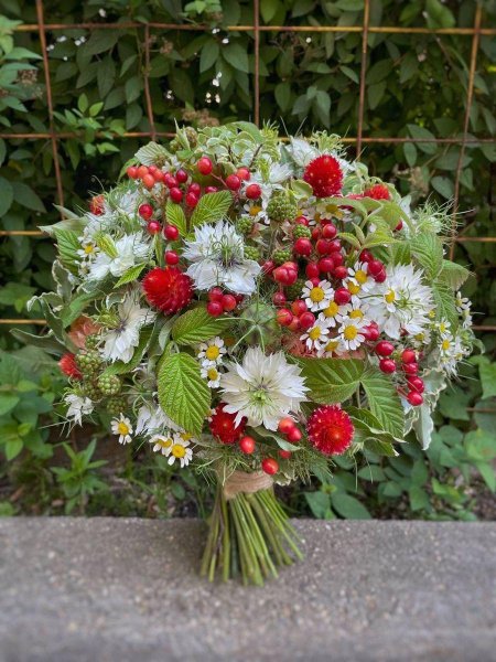 Композиция из полевых цветов