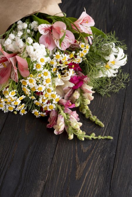 Охапка полевых цветов