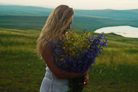 Девушка с букетом полевых цветов
