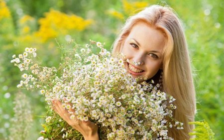 Девушка с полевыми цветами