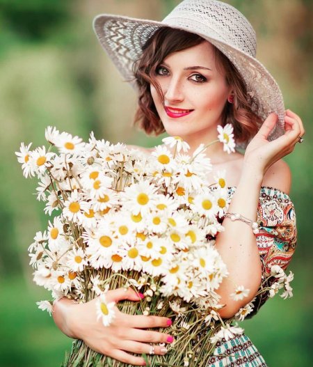 Девушка с ромашками