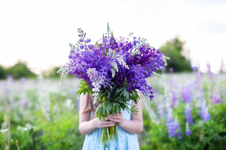 Девушка с букетом полевых цветов