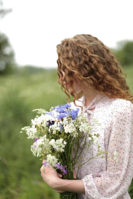 Девушки с цветами