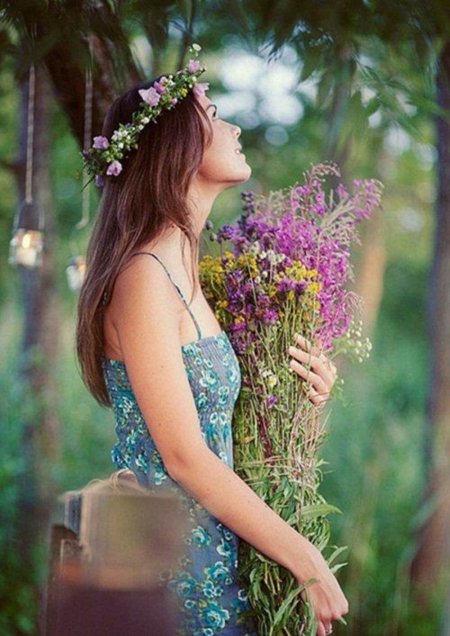 Девушка в венке из полевых цветов