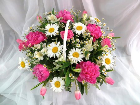 Букет из ромашек и пионов