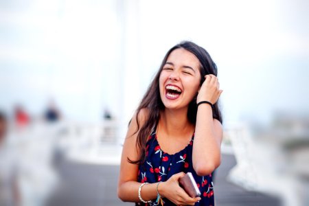 Смеющаяся женщина