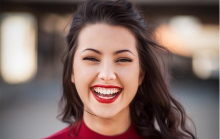 Улыбающаяся женщина