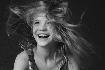 Смеющаяся девушка