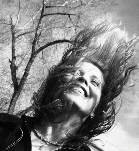 Улыбающаяся девушка