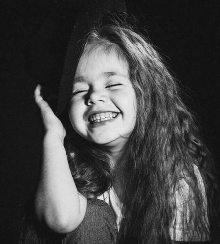 Смеющаяся девочка