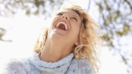 Смеющаяся женщина