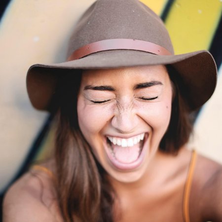 Улыбается девушка