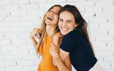 Смеющаяся девушка