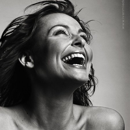 Смеющаяся девушка