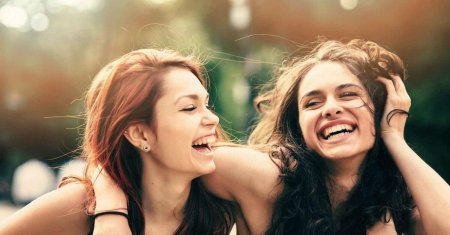 Подруги смеются