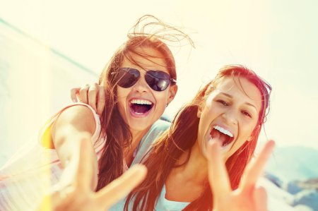 Две девушки смеются