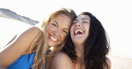 Девушка с подругой