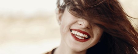 Улыбка зубами
