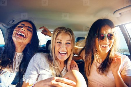 Девушка веселая