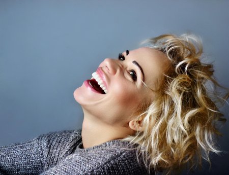 Смех девушки