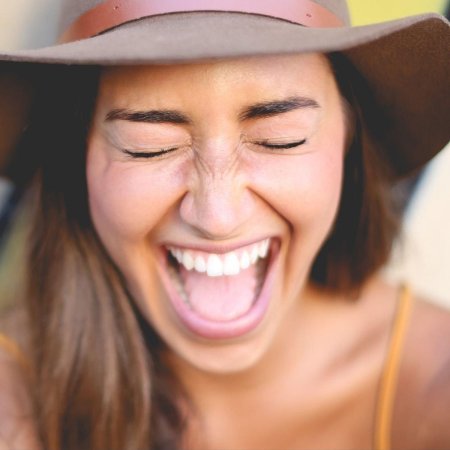 Улыбается девушка