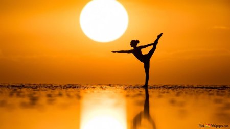 Танцующая девушка на закате