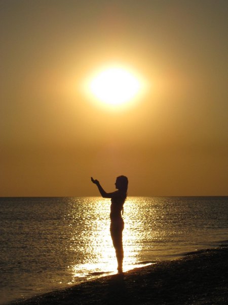 Девушка на закате у моря