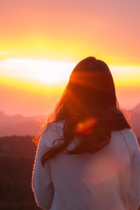 Девушка на рассвете