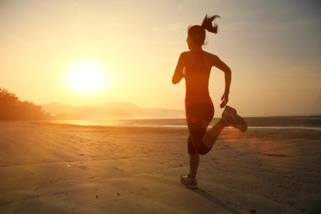 Девушка бежит к солнцу
