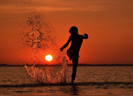 Мальчик на закате