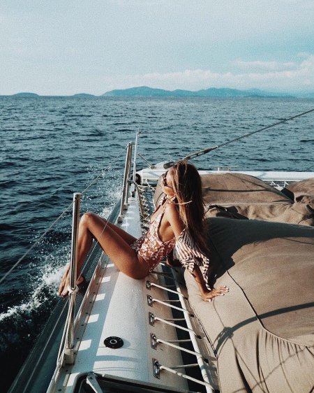 Девушка на яхте