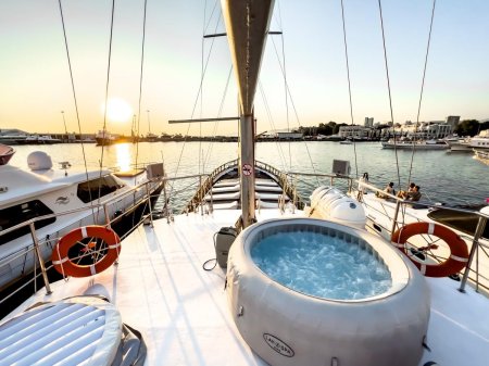 Яхта в море