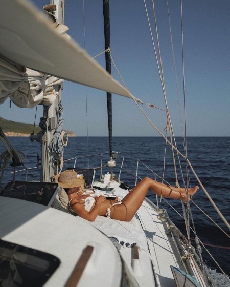 Яхта красивая