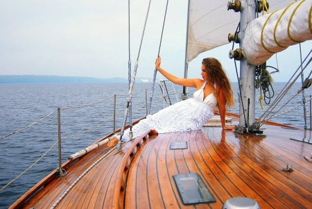Девушка на паруснике