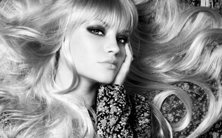 Блондинка красивая