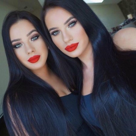 Две брюнетки