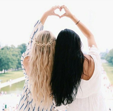 Подруги со спины