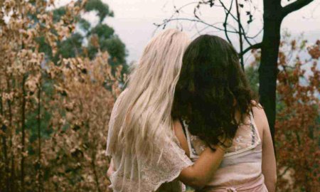 Девушки блондинка и брюнетка