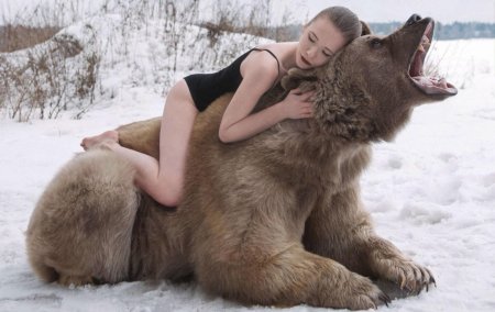 Девушка с медведем