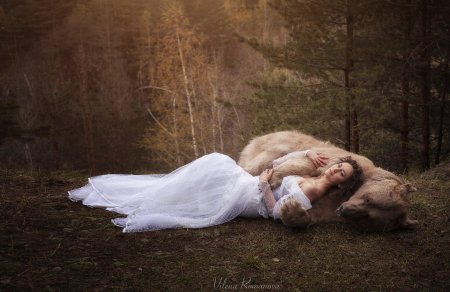 Девушка в объятиях медведя