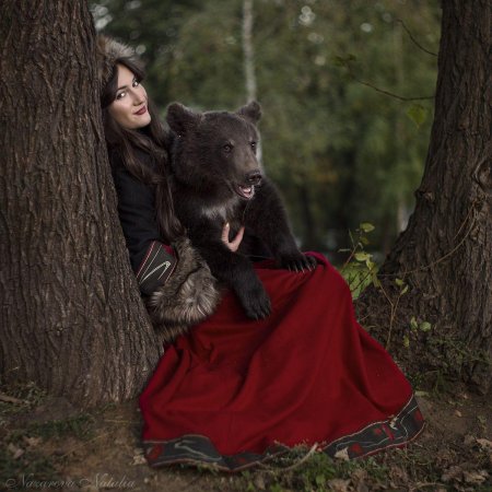 Медведь и девушка