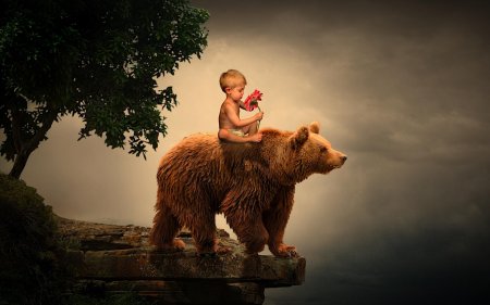 Мальчик и медведь